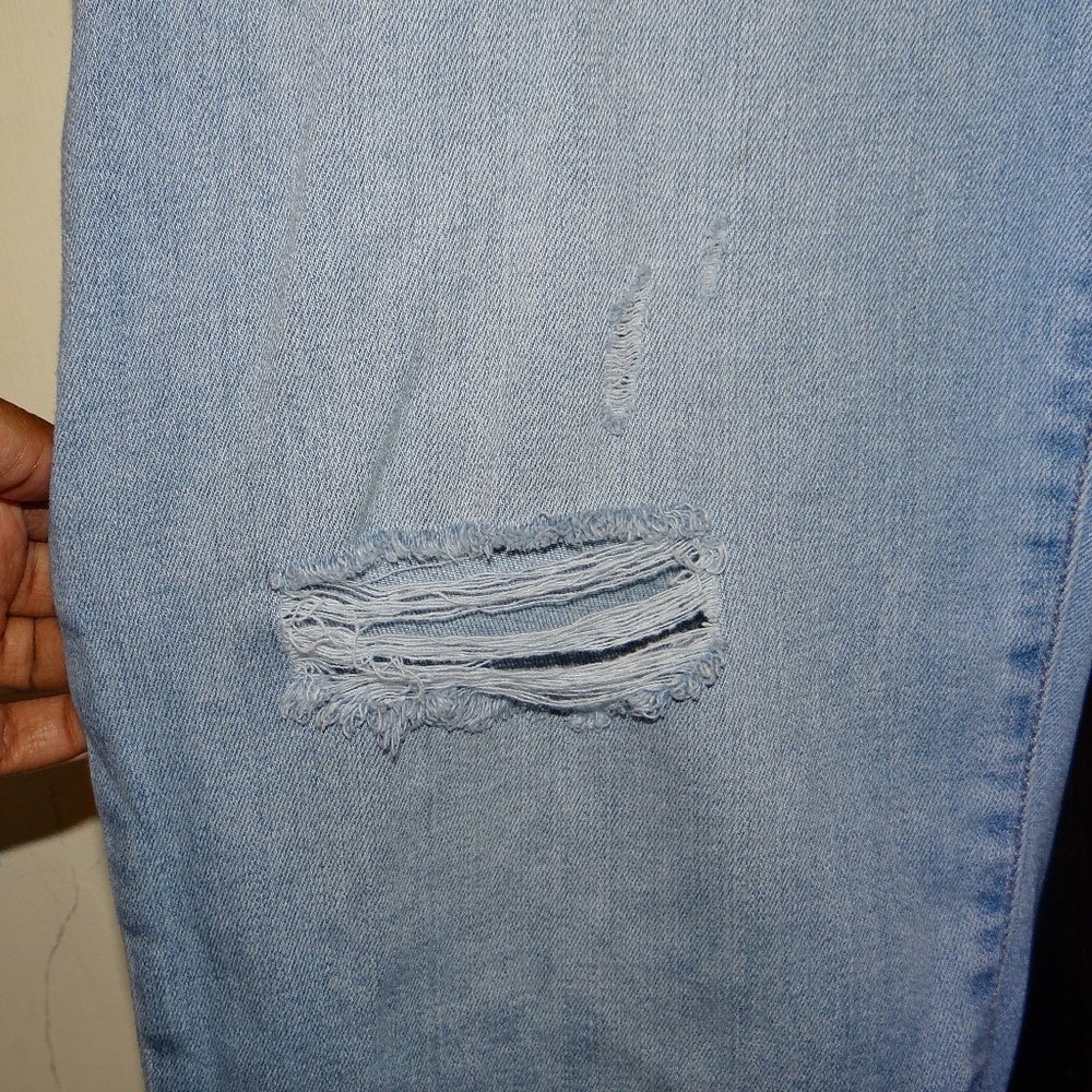 Universal Thread Distressed Cropped Jeans - Picture 2 of 7